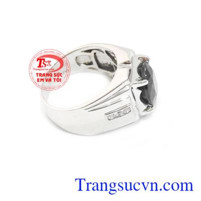 Saphir đen mang biểu tượng sự thịnh vượng, quyền uy, sức khỏe và hạnh phúc cho người đeo