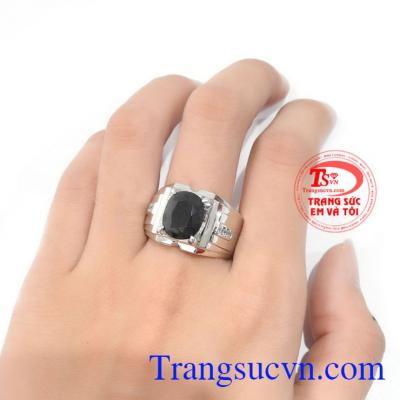 Saphir đen mang biểu tượng sự thịnh vượng