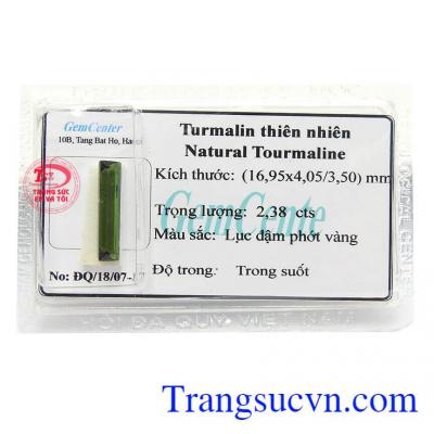 Tourmaline còn có tác dụng cân bằng cảm xúc, loại bỏ căng thẳng và sợ hãi, giúp ngủ sâu và đem lại yên bình. Nó có thể được dùng để chữa các vấn đề về tim, tuyến ức và hệ miễn dịch