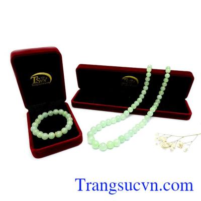 Ngọc cẩm thạch mang đến sự tinh khiết, nuôi dưỡng năng lượng, mang lại nhiều may mắn và hạnh phúc cho người đeo