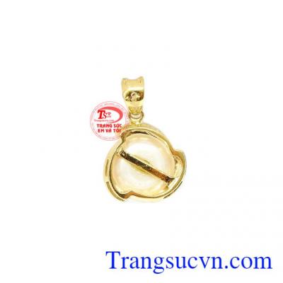 Mặt dây được chế tác từ vàng 10k và ngọc trai trắng