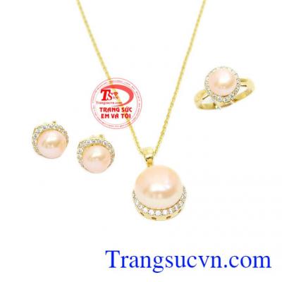 Ngọc trai hồng làm tăng phần thu hút cho bộ trang sức