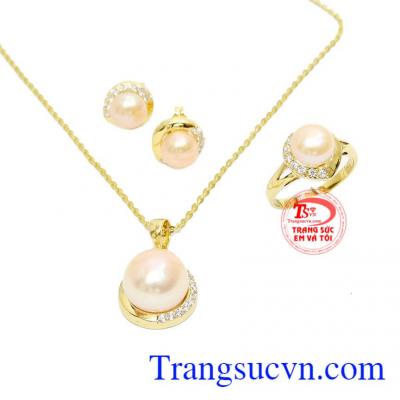 Ngọc trai hồng màu sắc tươi sáng, trẻ trung