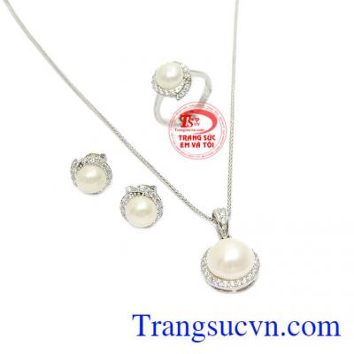 Ngọc trai trắng tinh tế tôn vinh vẻ đẹp của phái đẹp