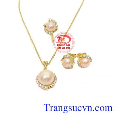 Trang sức ngọc trai ngày càng được giới trẻ yêu thích bởi tính thẩm mỹ trong thiết kế và ý nghĩa mang lại hạnh phúc cho người đeo