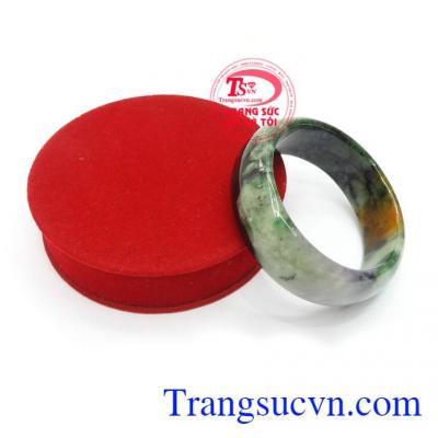 Vòng Ngọc Cẩm Thạch Phú Quý chứa nguồn năng lượng dồi dào có khả năng đẩy lùi những điều không hay, giúp con người thu về tiền tài cũng như sức khỏe