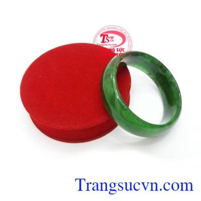 Đeo vòng tay ngọc cẩm thạch còn giúp xua tan sự phiền muộn trong cuộc sống, mang lại bình an và tài lộc cho người đeo