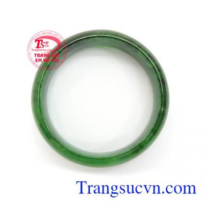 Vòng Ngọc Cẩm Thạch Phát Tài đeo hợp thời trang và phong thủy, ngọc cẩm thạch còn chứa nguồn năng lượng dồi dào, khi mang bất kỳ một món trang sức từ ngọc cẩm thạch bạn sẽ được tiếp thêm nguồn động lực, mạnh mẽ, lạc quan trong cuộc sống