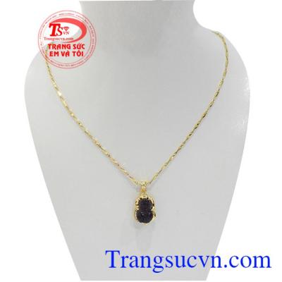 Mặt dây vàng màu tinh tế gắn tỳ hưu đá