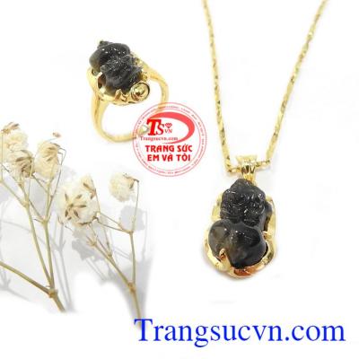 Sapphire là biểu tượng của tình yêu, hôn nhân bền vững, sự giàu có và lòng chung thủy