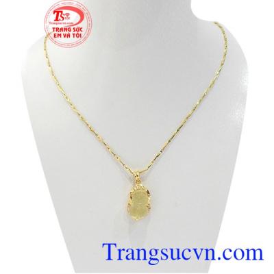 Mặt dây tỳ hưu ngậm vàng là sản phẩm thạch anh vàng thiên nhiên được chế tác tinh tế với các hàng đá bao quanh