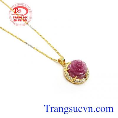 Ruby còn là tượng trưng cho Mặt Trời, quyền lực, tự do, may mắn và vui vẻ, vì vậy là lá bùa may mắn không thể thiếu của nhiều người