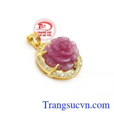 Mặt Dây Ruby Hưng Vượng với chạm khắc hình bông học tinh xảo sắc nét mang lại sự sang trọng, phù hợp nhiều loại dây chuyền và phong cách phái đẹp