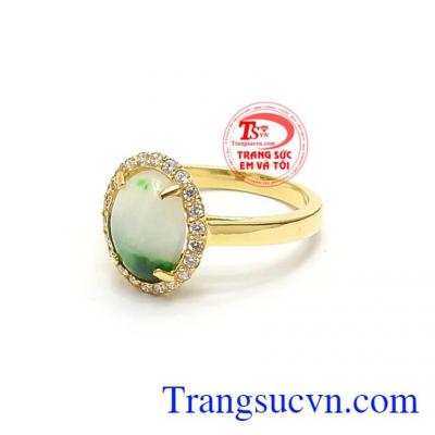 Ngọc cẩm thạch là tinh túy của trời đất, đeo ngọc trên người tốt cho vận khí, sức khỏe và tiền tài. Cẩm thạch mang đến sự tinh khiết, ngọt ngào và nuôi dưỡng năng lượng, đem lại may mắn và bình an cho người đeo