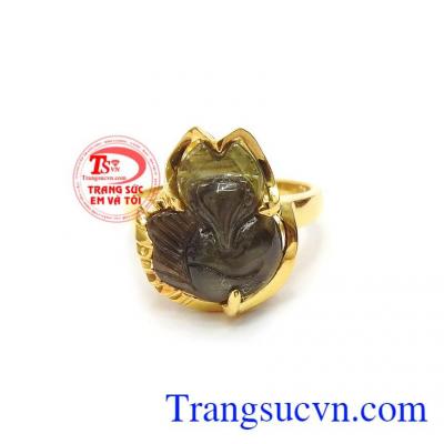 Hồ ly là linh vật biểu tượng cho sắc đẹp, sự khôn khéo và quyền lực, sở hữu chiếc nhẫn Hồ ly sẽ giúp phái đẹp gắp nhiều may mắn trong đường tình duyên, giàu sang, phú quý và tài lộc trong công việc và cuộc sống