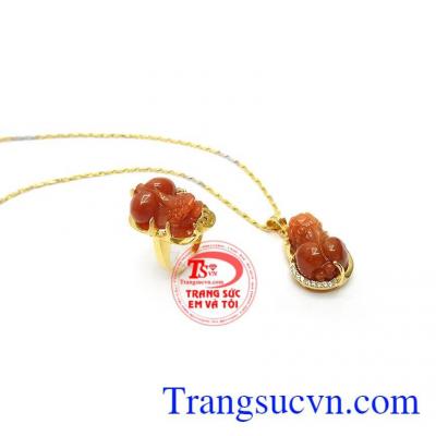 Bộ Trang Sức Đại Phúc Lộc là bộ ba kết hợp giữa dây chuyền, nhẫn Tỳ hưu cẩm thạch và mặt dây Tỳ hưu cẩm thạch bọc vàng bền đẹp, sang trọng và quý phái
