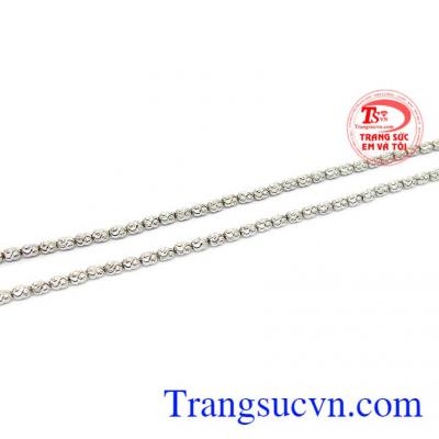 Dễ dàng kết hợp cùng nhiều trang phục và phụ kiện