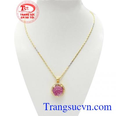 Bộ Dây Chuyền Ruby May Mắn kết hợp giữa dây chuyền 10k ưa chuộng và mặt dây Ruby bọc vàng 14k sang trọng, đẳng cấp