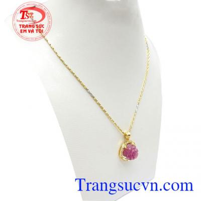 Bộ Dây Chuyền Ruby May Mắn với Ruby tượng trưng cho Mặt Trời, quyền lực, tự do, may mắn và vui vẻ, vì vậy là lá bùa may mắn không thể thiếu của nhiều người