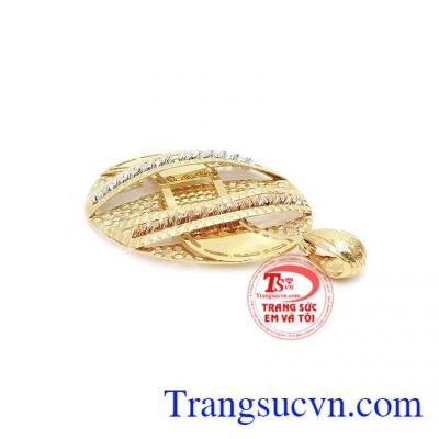 Mặt dây là sự kết hợp hoàn hảo vàng trắng, vàng hồng và vàng màu