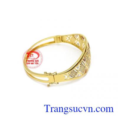 Vòng tay được chế tác từ vàng 18k vàng hồng, vàng trắng và vàng màu