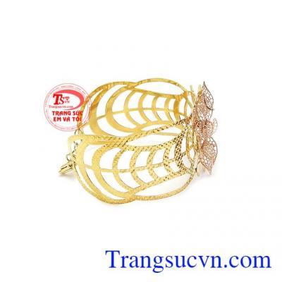 Thiết kế độc đáo giúp người đeo tỏa sáng