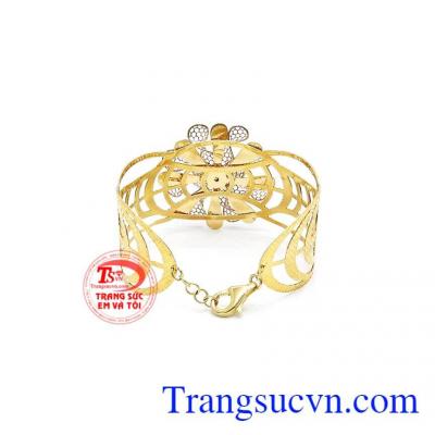 Sản phẩm là sự kết hợp của vàng hồng, vàng trắng và vàng màu