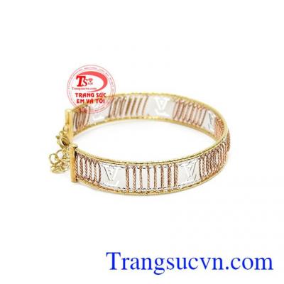 Sự kết hợp giữa vàng màu, vàng trắng và vàng hồng tạo nên một chiếc vòng tây rất đặc sắc