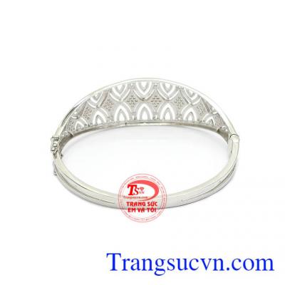 Sản phẩm được chế tác từ vàng 18k bền đẹp