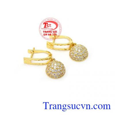 Hoa tai vàng 18k là món quà tuyệt vời dành tặng người yêu thương