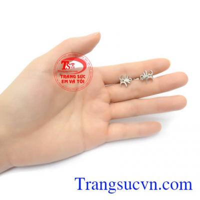 Chữ OM được sử dụng nhiều trong trang sức và trở thành một biểu tượng phật giáo linh thiêng, người đeo sẽ cảm thấy tâm hồn được thanh tịnh, vô lo và cuộc sống trở nên nhẹ nhàng, thư thái