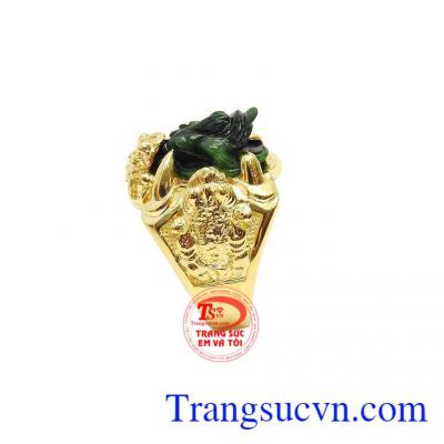 Với thiết kế thiềm thừ ở ba góc của nhẫn ôm trọn lấy thiềm thừ ngọc cẩm thạch tạo nên sự ấn tượng và đem đến nguồn năng lượng dồi dào cho người dùng.