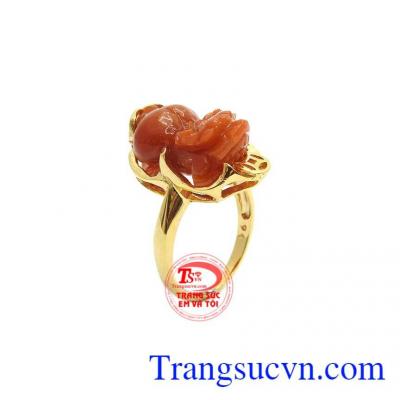 Nhẫn tỳ hưu cẩm thạch kim tiền được chế tác từ vàng 14k bền đẹp kết hợp cùng đá chủ tỳ hưu ngọc cẩm thạch hợp phong thủy.