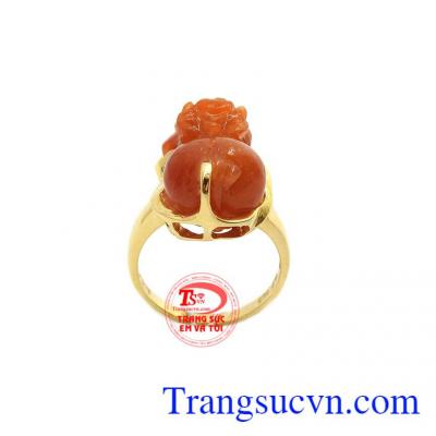 Nhẫn được chế tác từ vàng tây 14k kết hợp với tỳ hưu chạm khắc tinh tế.