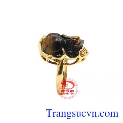 Đá mắt hổ được biết đến với rất nhiều công dụng giúp đầu óc minh mẫn, quyết đoán và tự tin trong công việc. 