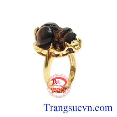 Nhẫn tỳ hưu mắt hổ may mắn được chế tác từ vàng tây 14k bền đẹp kết hợp cùng tỳ hưu đá mắt hổ thiên nhiên. 