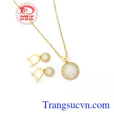 Bộ Trang Sức Vàng Sang Trọng kết hợp giữa mặt dây, hoa tai đính đá và dây chuyền 18k nhập khẩu cao cấp, tôn lên sự nhẹ nhàng, quý phái và sang trọng