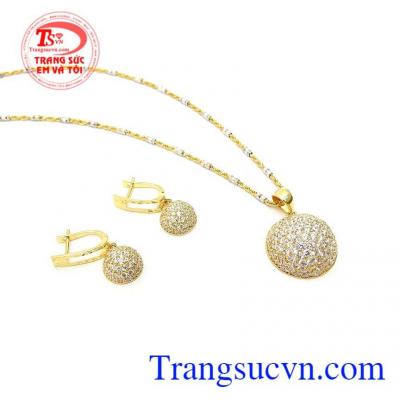 Bộ Trang Sức Vàng Sang Trọng vàng 18k là món quà tuyệt vời dành tặng người bạn yêu thương những dịp ý nghĩa