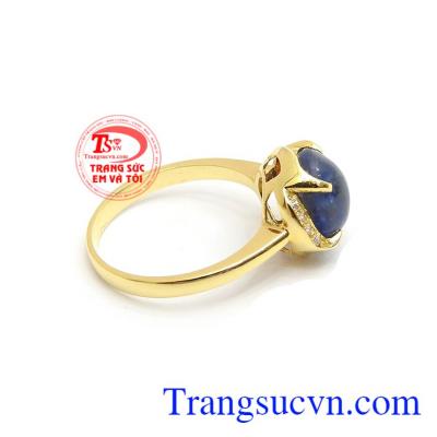Sapphire thiên nhiên là biểu tượng cho giàu sang, thịnh vượng, tình yêu và lòng chung thủy, được nhiều người chọn lựa như là lá bùa hộ mệnh cho bản thân