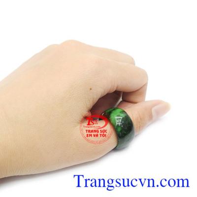 Cũng giống như những loại đá quý khác, ngọc cẩm thạch mang năng lượng dồi dào. 