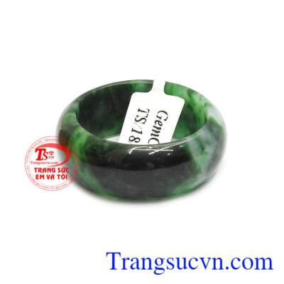 Nhẫn cẩm thạch thiên nhiên sức mạnh là một trong những loại nhẫn ngọc được khách hàng yêu thích và lựa chọn nhiều nhất tại Trang sức Em và Tôi.