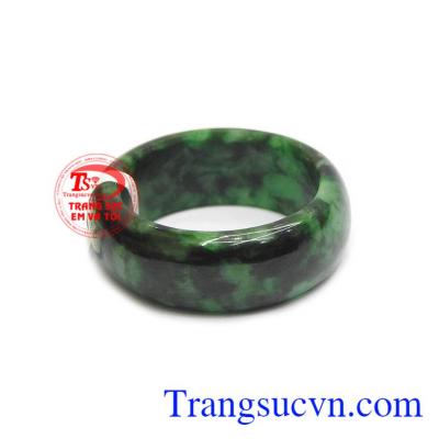 Nhẫn cẩm thạch thiên nhiên hợp mệnh được chế tác kiểu bản hẹ, sang trọng và dễ dàng sử dụng.