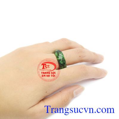 Ngọc cẩm thạch thiên nhiên mang lại sự tập trung, may mắn và bình an cho người dùng.