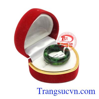 Không giống như những loại đá quý khác, ngọc cẩm thạch thường được sử dụng cho tất cả các mệnh.