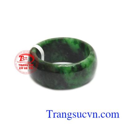 Nhẫn cẩm thạch thiên nhiên phát tài phù hợp với nhiều độ tuổi và đặc biệt không phân biệt mệnh