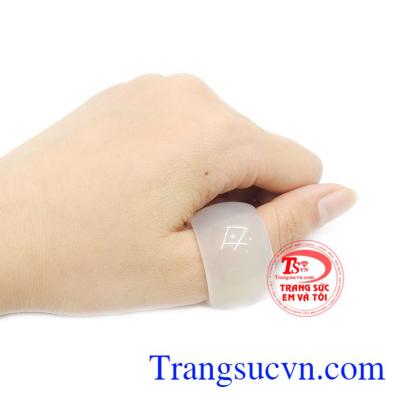 Nhẫn mã não quyền lực được chế tác kiểu bản hẹ dành cho ngón cái.