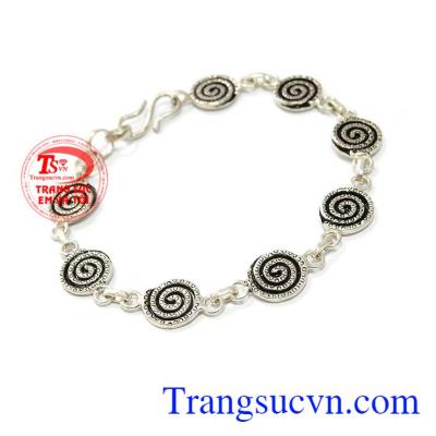 Lắc bạc xinh xắn là món quà ý nghĩa dành tặng sinh nhật