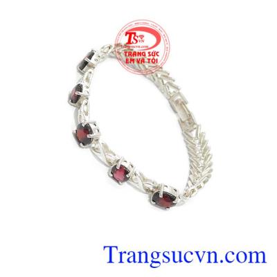 Lắc bạc đá quý garnet là sản phẩm đẹp được chế tác tinh tế, tỉ mỉ