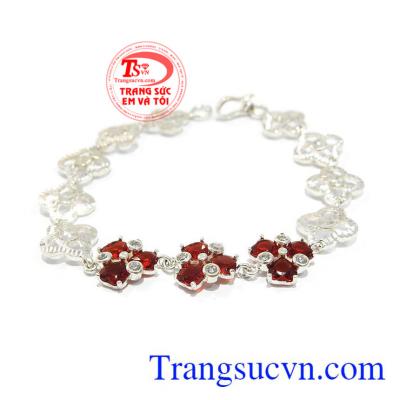 Lắc bạc cỏ 3 lá đẹp là sản phẩm được chế tác tinh tế