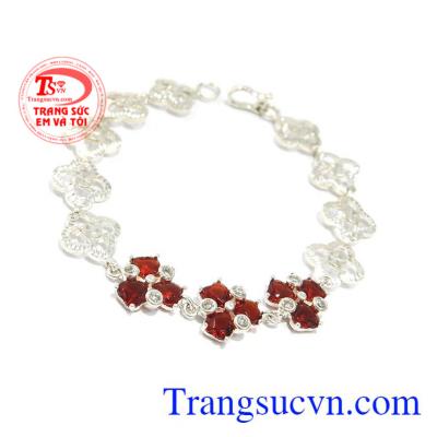 Lắc bạc cỏ 3 lá đẹp mang phong các trẻ trung, xinh xắn